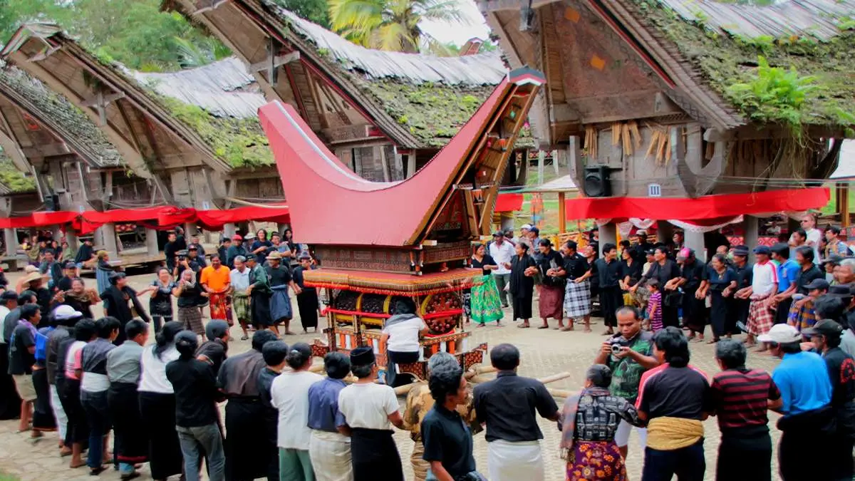 Sakral : Warga mengikuti prosesi upacara adat Rambu Solo’ di Toraja Utara sebagai bentuk penghormatan terakhir kepada leluhur.
