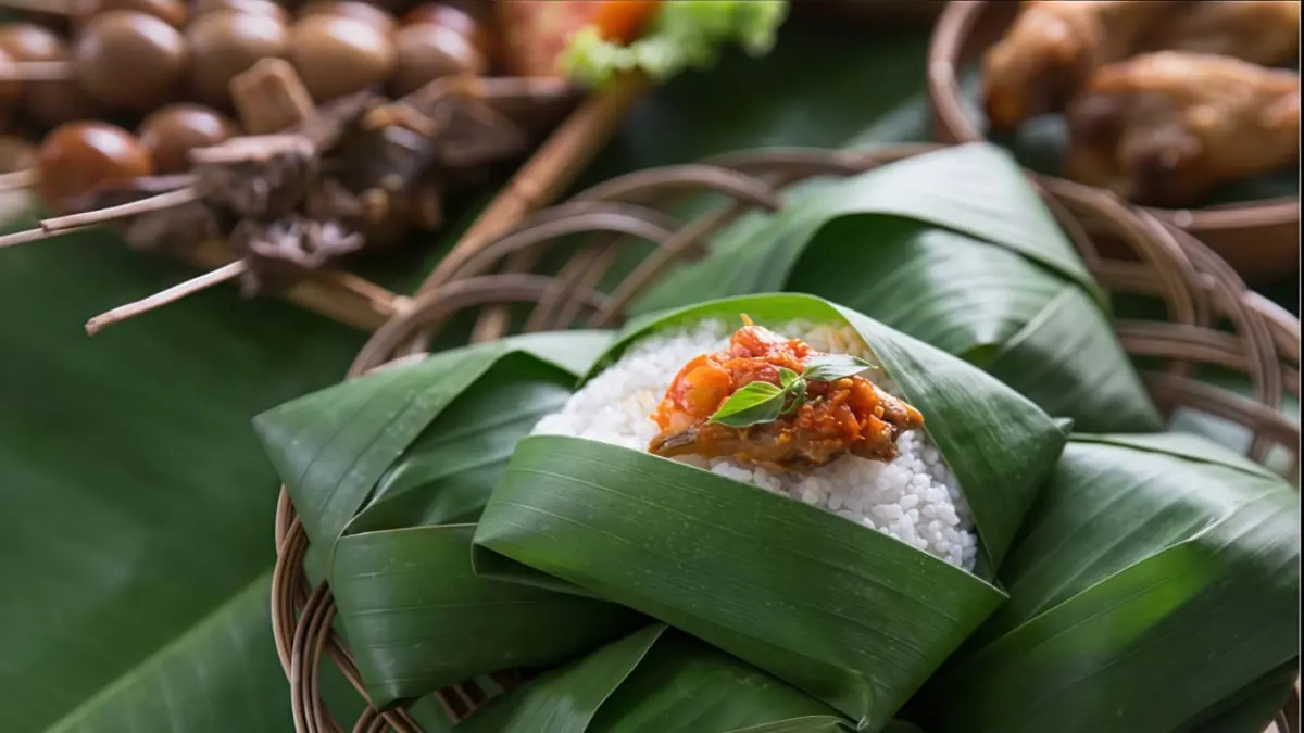 Tradisional: Selain ramah lingkungan, daun pisang juga bisa menjaga rasa dan kualitas makanan.