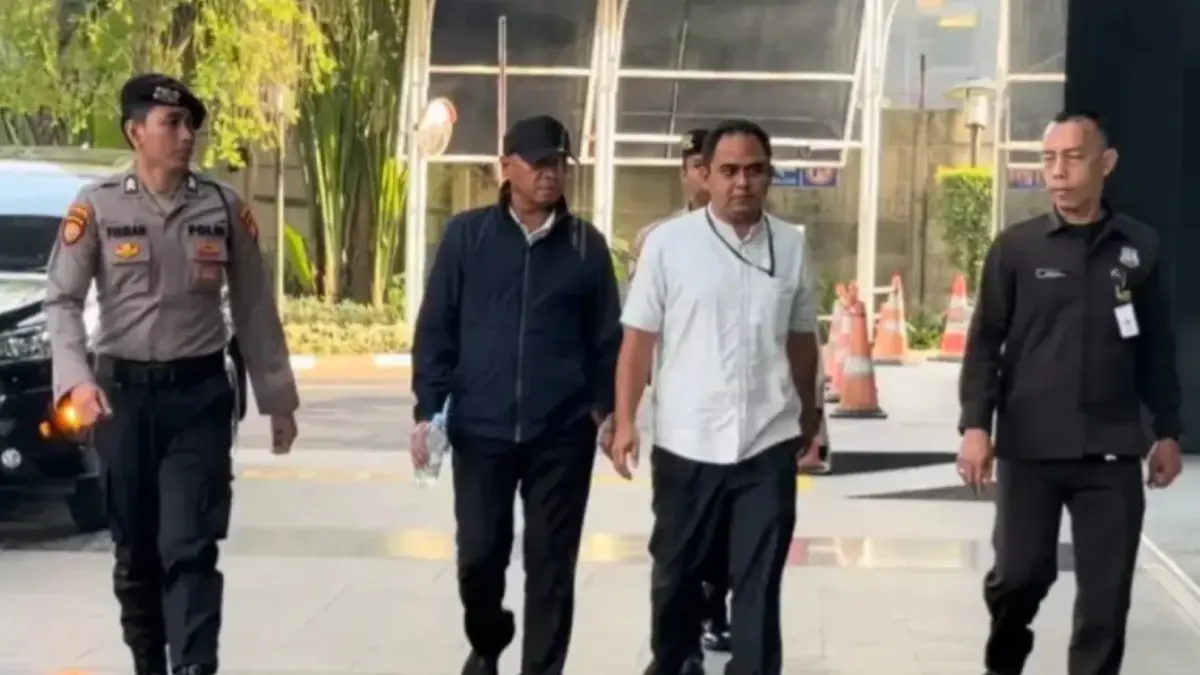 Bupati Tulungagung Gatut Sunu Wibowo (dua dari kiri) saat tiba di Gedung Merah Putih KPK di Jakarta, Sabtu (11/4).