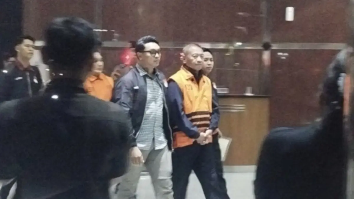 Bupati Tulungagung Gatut Sunu Wibowo yang menjadi tersangka kasus korupsi pemerasan tengah berjalan keluar di Gedung Merah Putih KPK, Jakarta, Minggu (12/4/2026). ANTARA/Bagus Ahmad Rizaldi 