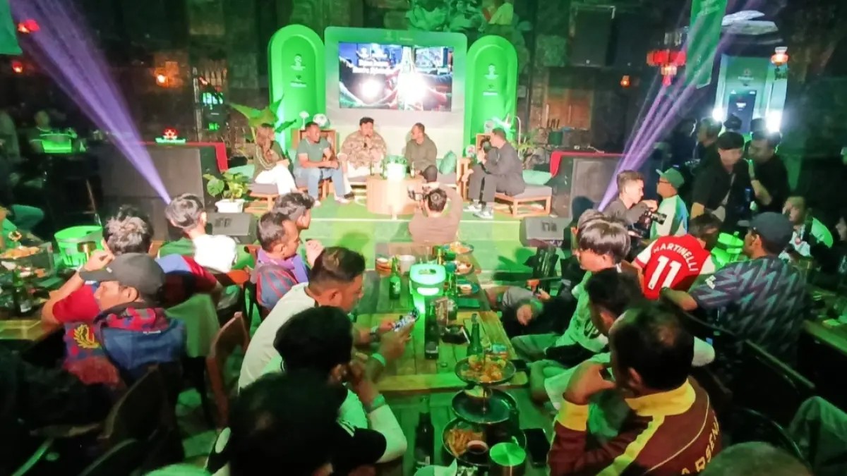 Nonton bareng pertandingan sepakbola menghadirkan kembali esensi utama sepakbola: kebersamaan.(Andy Satria) 