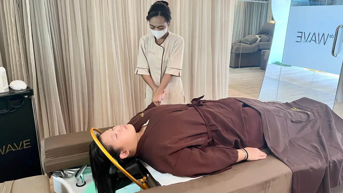 NYAMAN: Customer melakukan bio massage therapy yang menjadi salah satu treatment andalan de Wave Signature Surabaya. (Nurul Afiah/Radar Surabaya)