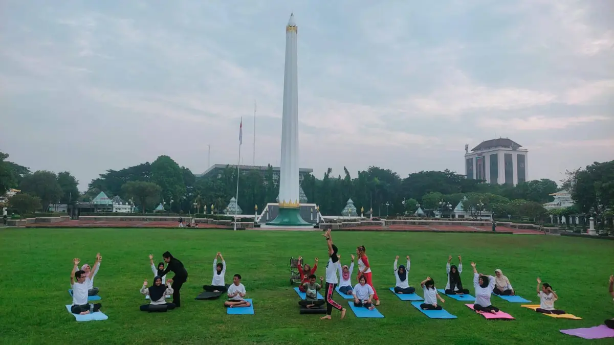 Sri Mulyani memberikan workshop olah tubuh dan yoga inklusif bertema “Ruang Tubuh yang Bernapas” di pelataran Tugu Pahlawan Surabaya. (IST)
