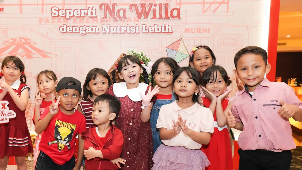 UNTUK ANAK: Pemeran utama Na Willa, Luisa Adreena (tengah) berfoto bersama para penggemarnya setelah nonton bareng film di bioskop Pakuwon Mall Surabaya, Sabtu (11/4) sore. (ISTIMEWA)