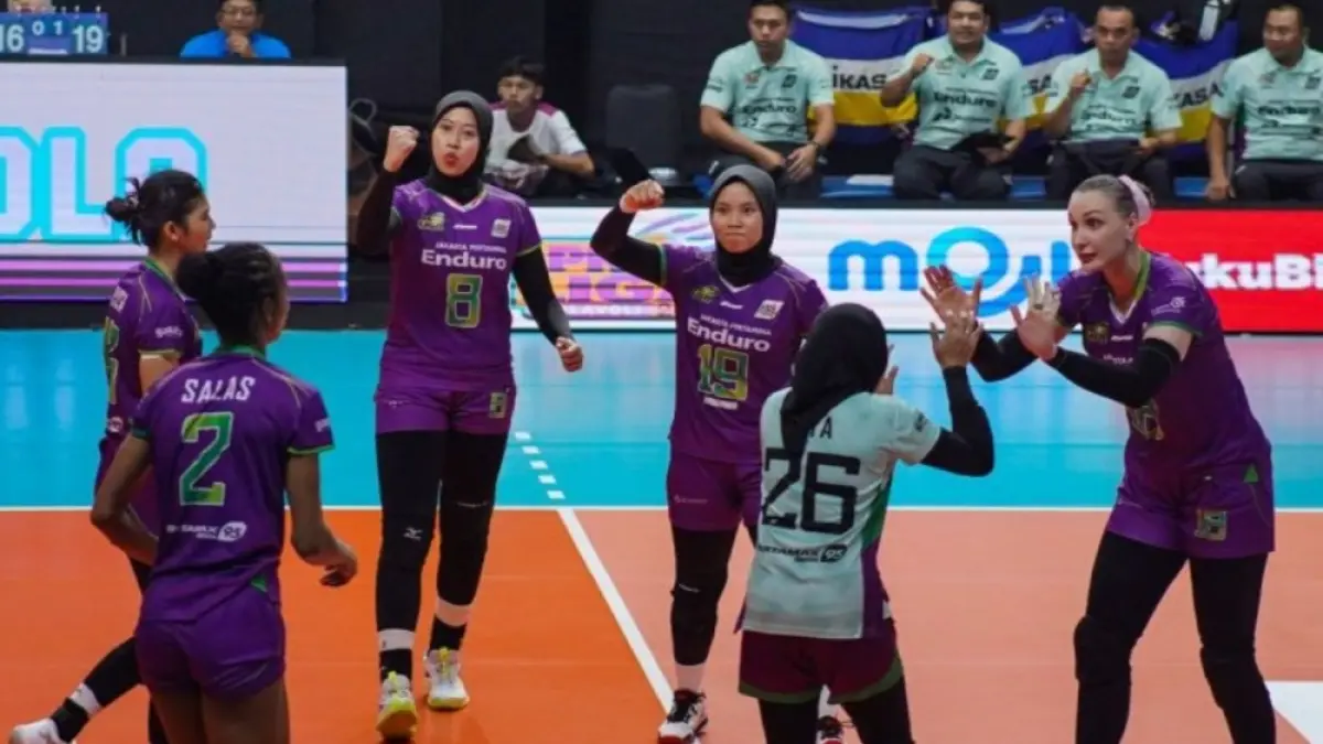Megawati Hangestri Pertiwi (ketiga kiri) berselebrasi bersama rekan-rekannya usai berhasil mencetak angka atas tim Jakarta Electric PLN Mobile pada pertandingan Final Four Proliga 2026 di GOR Sritex Arena, Solo, Jawa Tengah, Minggu (12/4/2026). Jakarta Pertamina Enduro menang atas Jakarta Electric PLN Mobile dengan skor 3-2 (25-22, 25-22, 21-25, 18-25, 15-8). (ANTARA FOTO/Maulana Surya/tom.) 