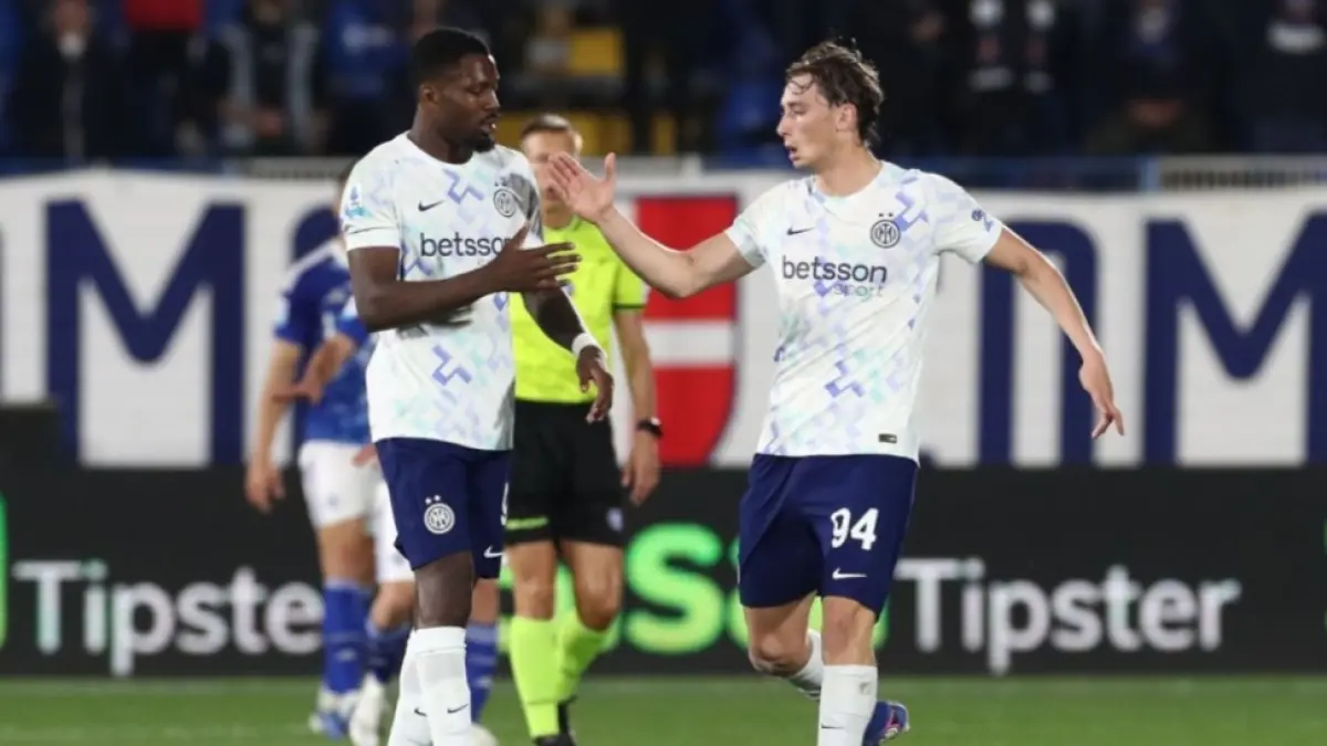 Marcus Thuram (kiri) merayakan gol pertama timnya bersama rekan setimnya, Francesco Pio Esposito, dalam pertandingan Serie A antara Como 1907 melawan FC Internazionale di Stadion Giuseppe Sinigaglia, Como, Italia, (Football Italia/Marco Luzzani/Getty Images)
