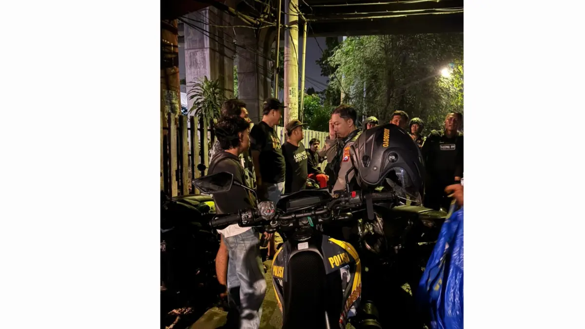 DISERGAP: Satpol PP Surabaya saat mengamankan empat pemuda pelaku vandalisme di Gubeng.(IST/RADAR SURABAYA)