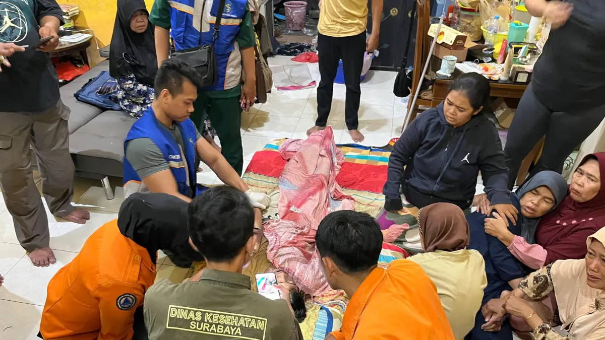PEMERIKSAAN: Jenazah remaja di Jalan Kalijudan Asri, Surabaya, ditemukan meninggal dunia usai tersengat listrik saat main petak umpet.(IST/RADAR SURABAYA)