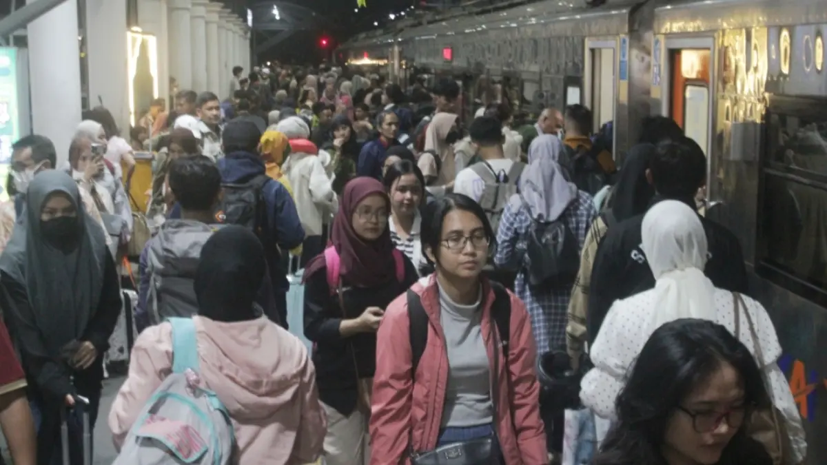 Penumpang kereta api di Stasiun Surabaya Gubeng menjadi tersibuk sepanjang triwulan 1 2026.(Rahmat Sudrajat) 

