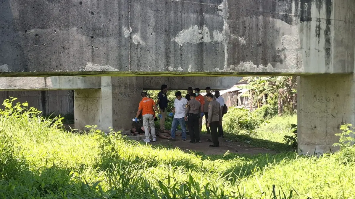 PENYELIDIKAN: Petugas saat berada di lokasi penemuan mayat di bawah tol Waru-Juanda, Siwalankerto, Surabaya. Korban seorang pria sudah dalam kondisi meninggal dunia. (MAHRUS/RADAR SURABAYA)