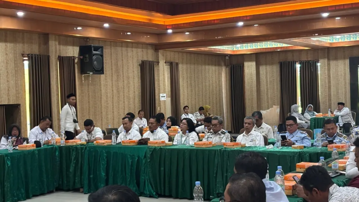 Rapat lintas sektor digelar di Asrama Haji Surabaya untuk mempersiapkan layanan haji 2026. (Rahmat Sudrajat/Radar Surabaya)