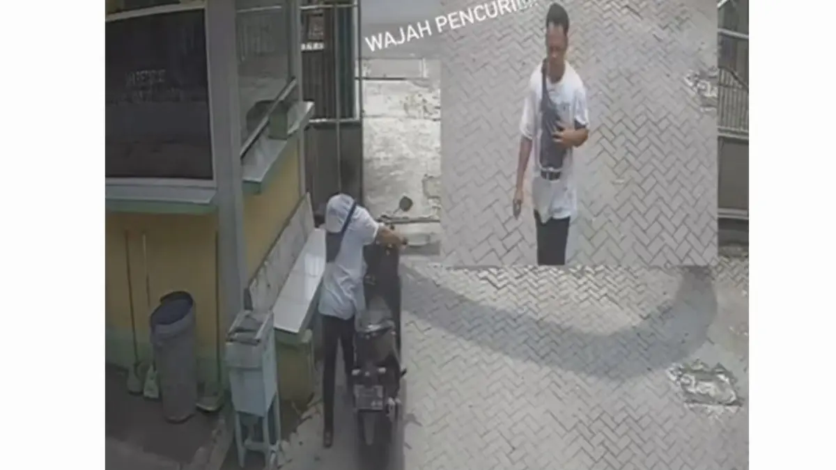 SANTAI: Pelaku curanmor di parkiran masjid Jalan Menganti, Wiyung, Surabaya. Ia terekam CCTV saat menuntun sepeda motor korban.(MAHRUS/RADAR SURABAYA)