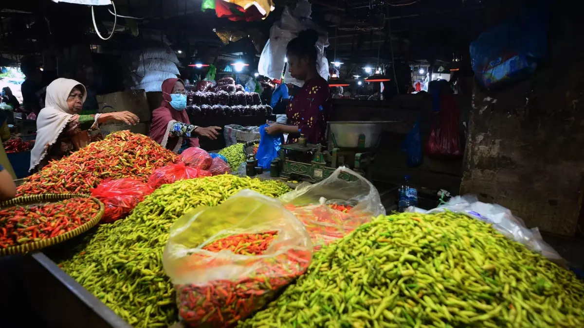 TINGGI: Harga cabai mengalami kenaikan signifikan di Jatim, ternyata hal ini tidak terjadi ditingkat petani.(ANDY SATRIA/RADAR SURABAYA)