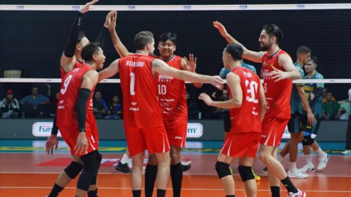 Pevoli Jakarta Bhayangkara Presisi Bardia Saadat (kanan) berselebrasi bersama rekannya usai berhasil mencetak angka atas tim Surabaya Samator pada pertandingan Final Four Proliga 2026 di Gor Sritex Arena, Solo, Jawa Tengah, Minggu (12/4/2026). Jakarta Bhayangkara Presisi menang atas Surabaya Samator dengan skor 3-0 (25-23, 25-20, 25-21). (ANTARA FOTO/Maulana Surya) 