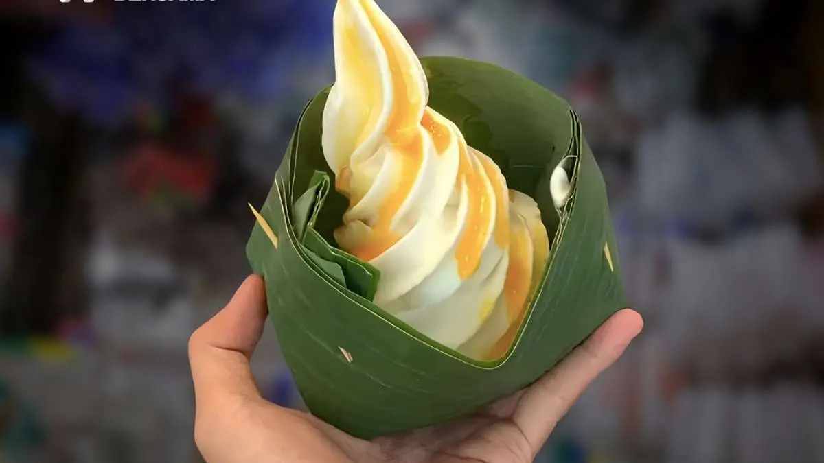 Alternatif : Es krim disajikan dalam wadah daun pisang sebagai solusi kenaikan harga plastik di kalangan pelaku usaha kuliner.