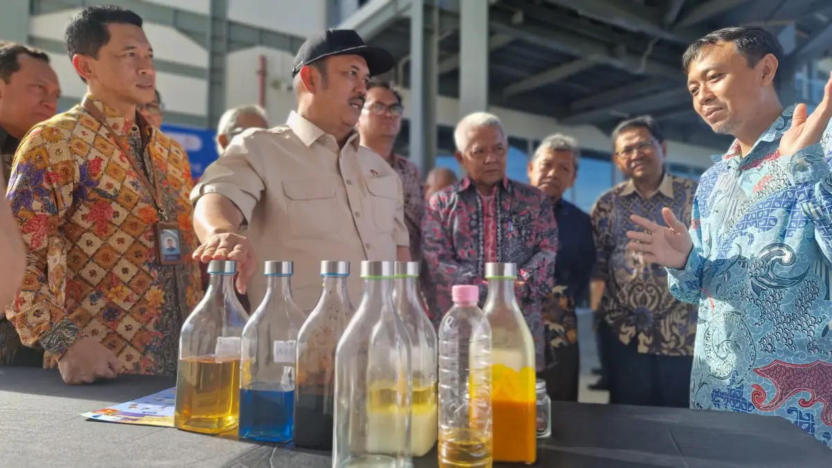 APRESIASI: Menteri PPN/Kepala Bappenas RI, Rachmat Pambudy (dua dari kiri), memberikan dukungan penuh terhadap pengembangan hilirisasi riset di ITS. (RAHMAT SUDRAJAT/RADAR SURABAYA)