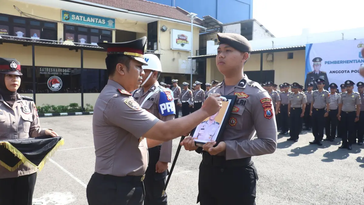 DICORET: Kapolres Pelabuhan Tanjung Perak AKBP Wahyu Hidayat melaksanakan upacara PTDH di halaman Polres Pelabuhan Tanjung Perak. (IST/RADAR SURABAYA)
