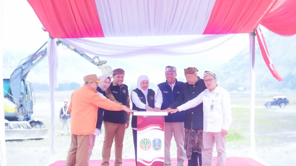 Gubernur Jatim Khofifah Indar Parawansa melakukan groundbreaking Jalan Lingkat Kaldera Tengger di Taman Nasional Bromo Tengger Semeru Kabupaten Probolinggo, Senin (13/4). (HUMAS PEMPROV JATIM)