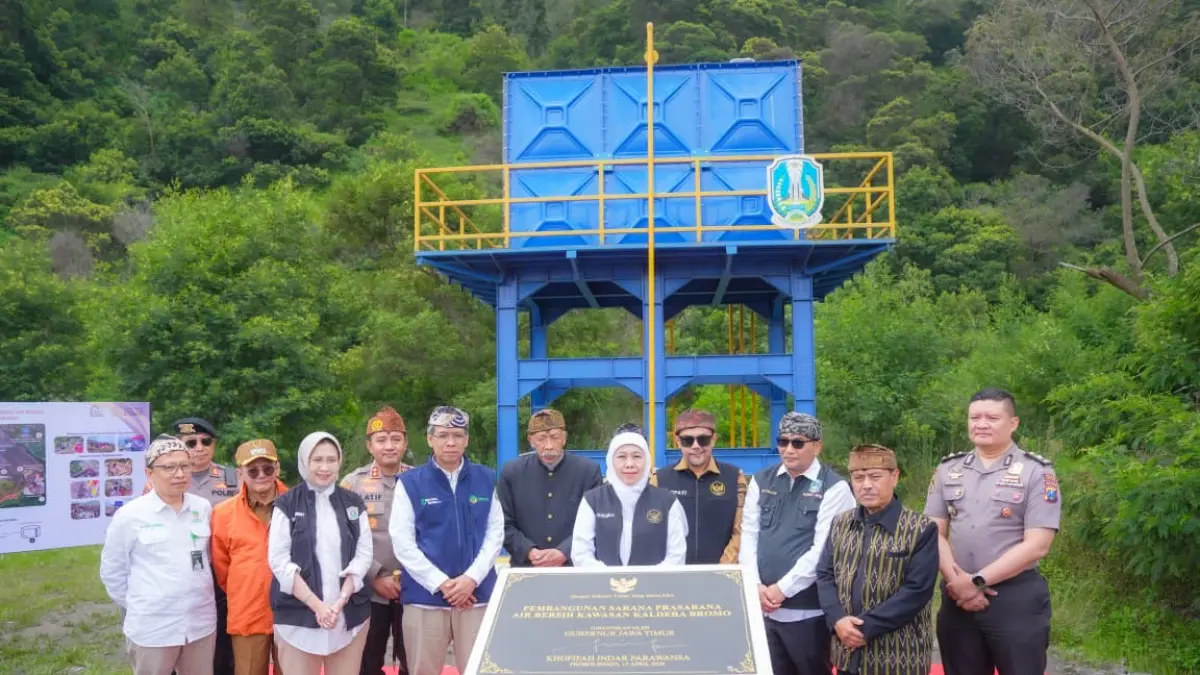 Gubernur Jatim Khofifah Indar Parawansa saat meresmikan sarana air bersih di TNBTS. (HUMAS PEMPROV JATIM)
