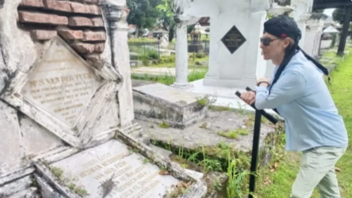 Michiel Eduard Donkersloot mengunjungi makam leluhurnya di Peneleh, Surabaya. (IST)