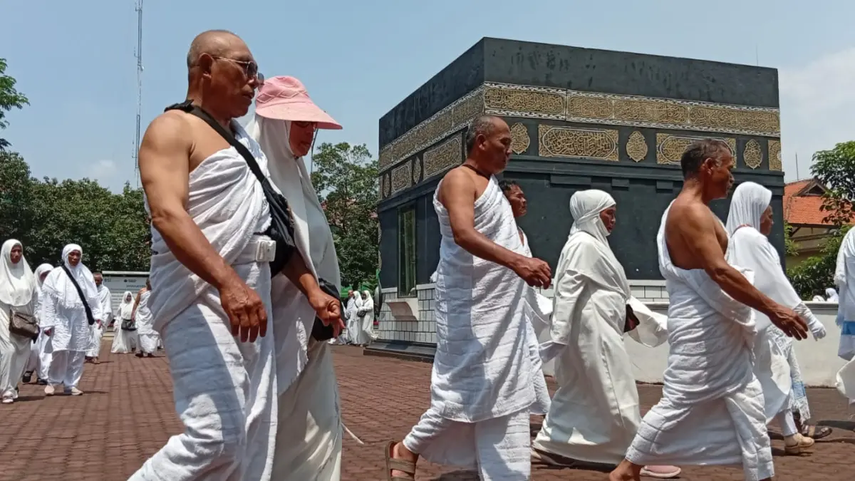 Para jemaah saat melakukan manasik dengan berkeliling miniatur ka