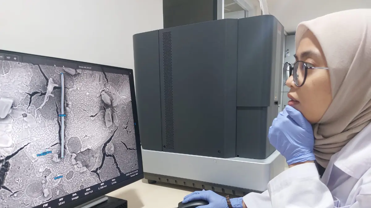 Peneliti saat mengamati hasil scanning mikroskop elektron pada jaringan sperma manusia yang menunjukkan adanya nanoplastik dengan ukuran 400 nanometer. (ISTIMEWA)