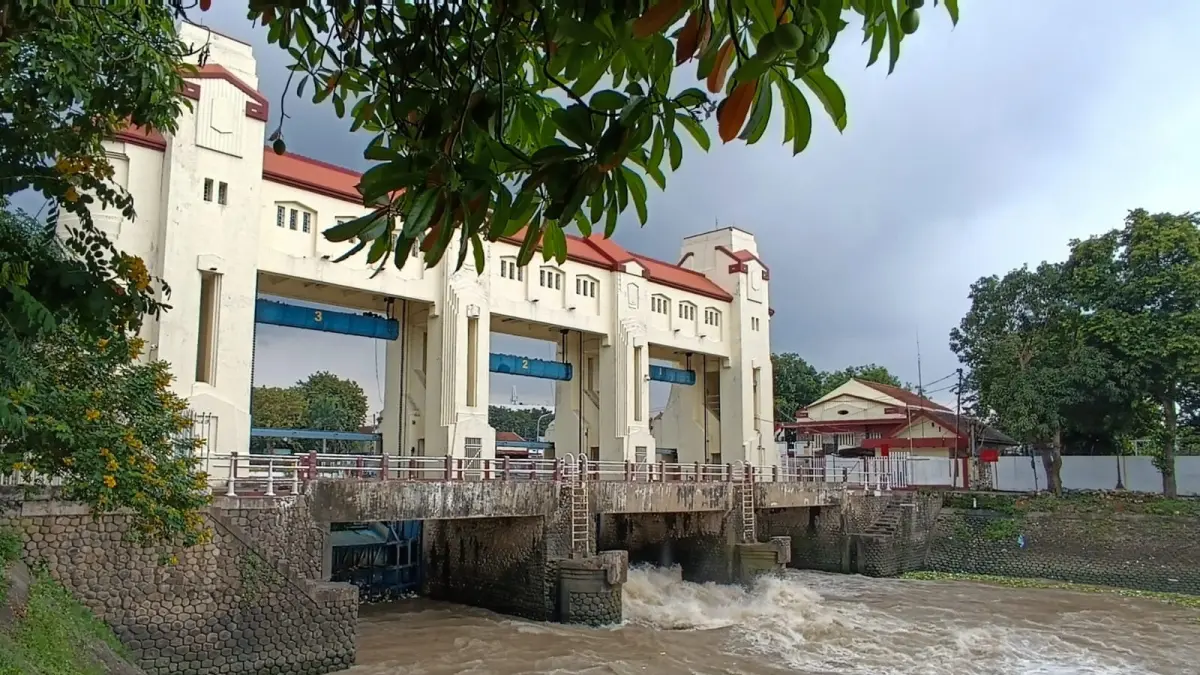 Pintu Air Jagir jadi pengendali banjir di Surabaya. (ANDY SATRIA/RADAR SURABAYA)