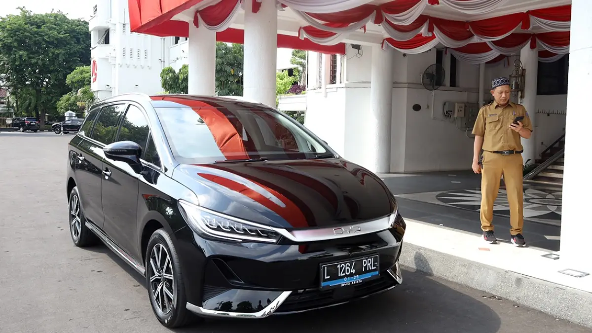Secara bertahap Pemkot Surabaya akan mengganti kendaraan operasional berbasis BBM dengan kendaraan listrik. (HUMAS PEMKOT SURABAYA)