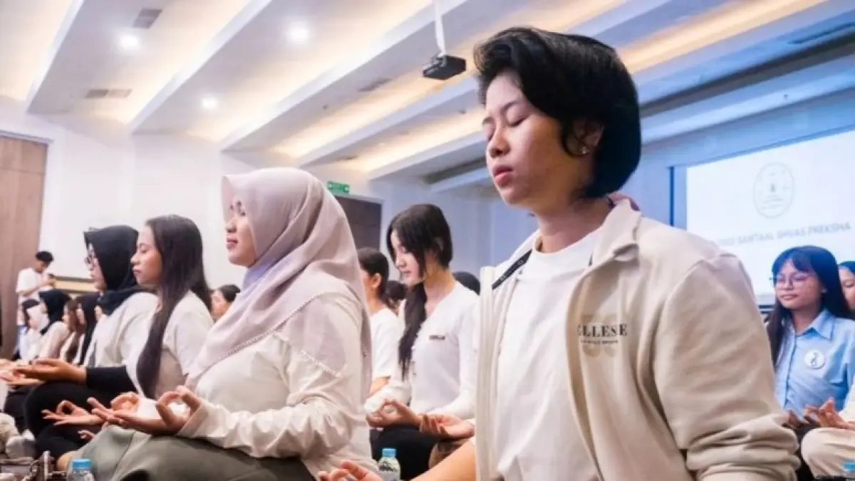 Sejumlah mahasiswa Unesa Surabaya mengadakan meditasi ala India. (IST)