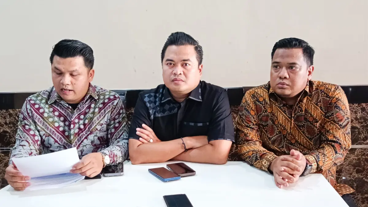 BERI KETERANGAN: Tim Kuasa Hukum tergugat saat memberikan keterangan terkait sengketa saham perusahaan. Kasus ini disidangkan di PN Surabaya. (ANDY SATRIA/RADAR SURABAYA)