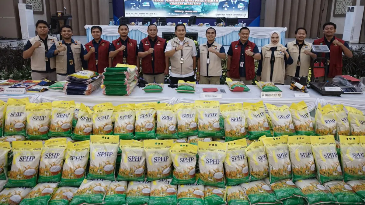 DIBONGKAR: Ditreskrimsus Polda Jatim membongkar penjualan beras SPHP palsu di Probolinggo. Pelaku mengaku paling banyak pesanan untuk zakat. (MAHRUS/RADAR SURABAYA)