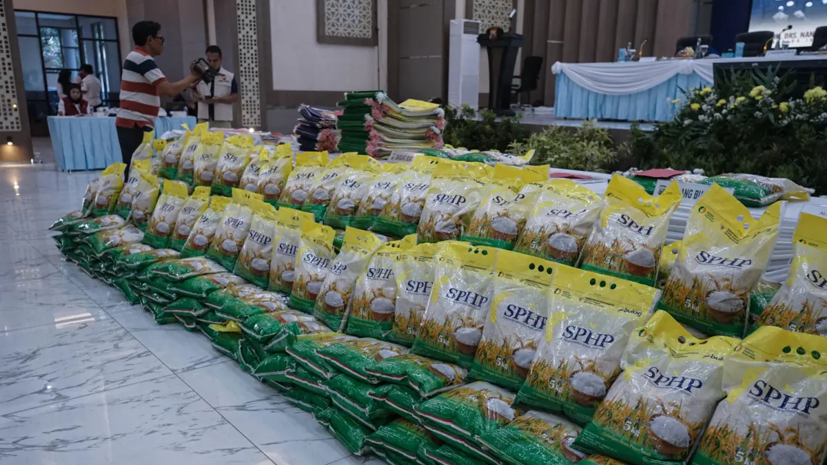 DISITA: Sebanyak 400 sak beras SPHP palsu diamankan Ditreskrimsus Polda Jatim  dari tersangka. (MAHRUS/RADAR SURABAYA)