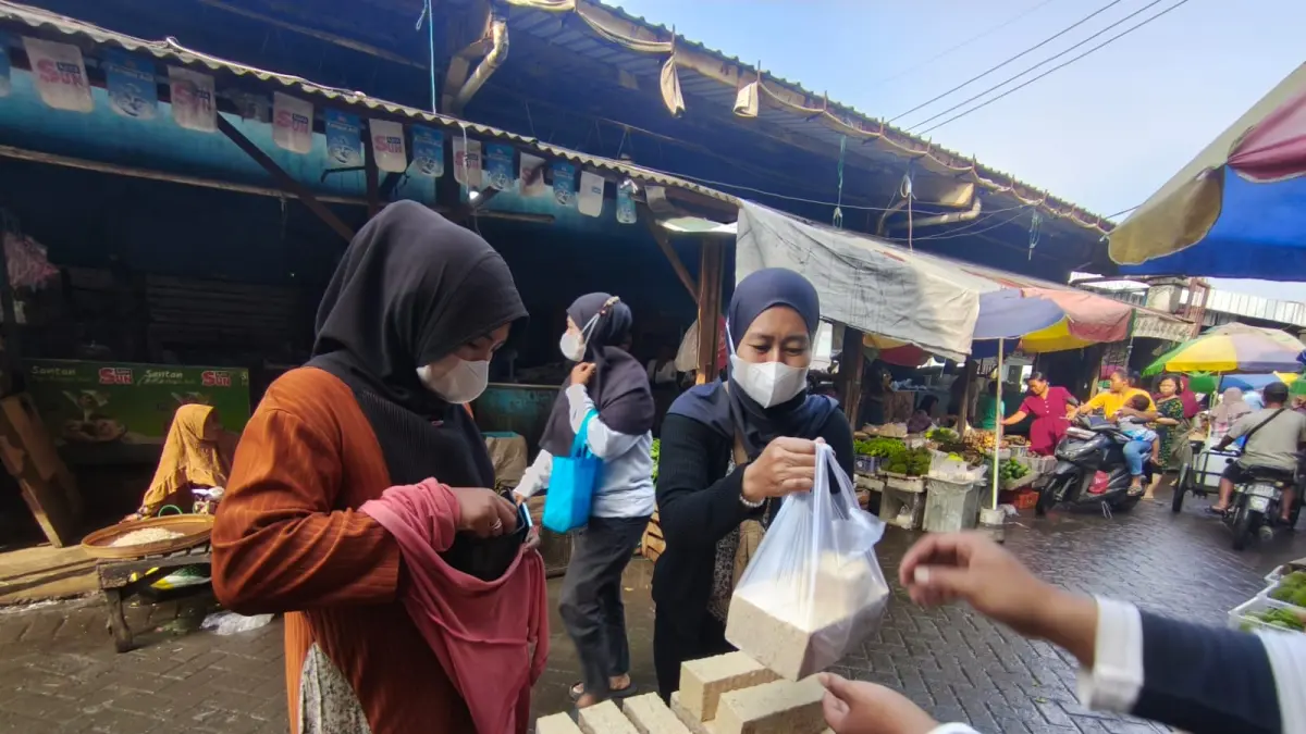 IRONI: Perajin tempe menyiasati tingginya biaya produksi dengan mengurangi ukuran tempe yang dijual di pasaran Jatim.(IST/RADAR SURABAYA)