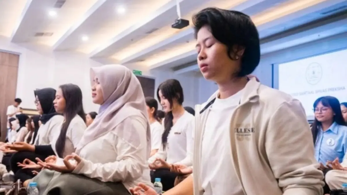 Meditasi dilakukan mahasiswa Unesa redakan stress dalam waktu singkat.(rahmat Sudrajat) 

