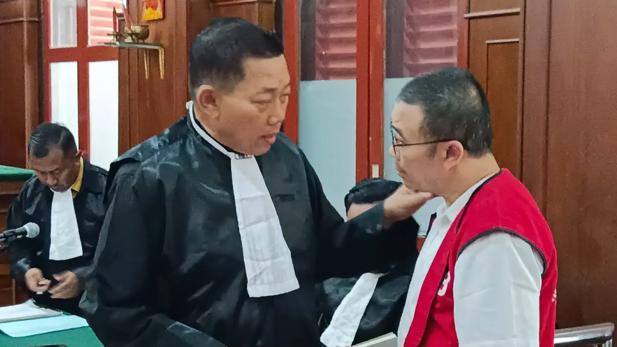 PERTAMA: Terdakwa Samuel saat menjadi sidang di PN Surabaya terkait kasus perusakan rumah nenek Elina.(IST/RADAR SURABAYA)
