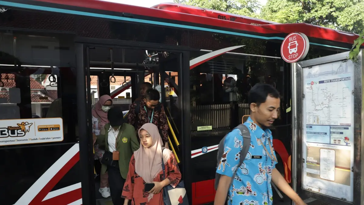 Sejumlah ASN Pemkot Surabaya menggunakan kendaraan umum saat berangkat ke kantor. (IST)