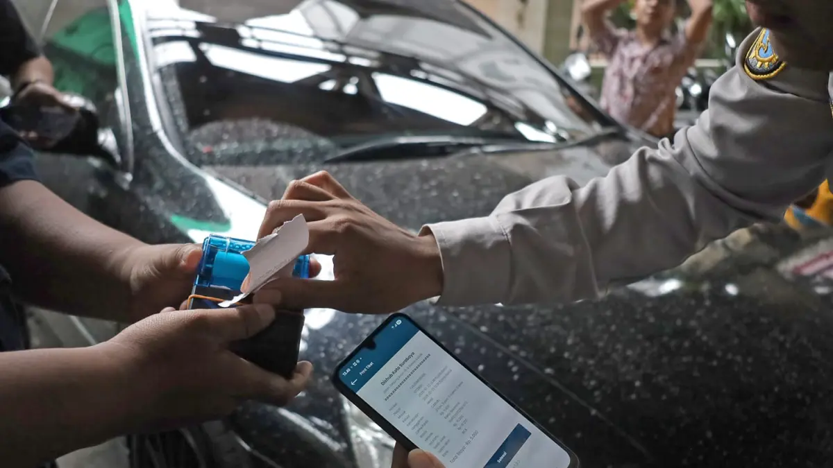 AKSES: Komisi C DPRD Surabaya mengingatkan meski voucher parkir berjalan namun juga tetap fasilitasi masyarakat tanpa akses digital.(IST/RADAR SURABAYA)
