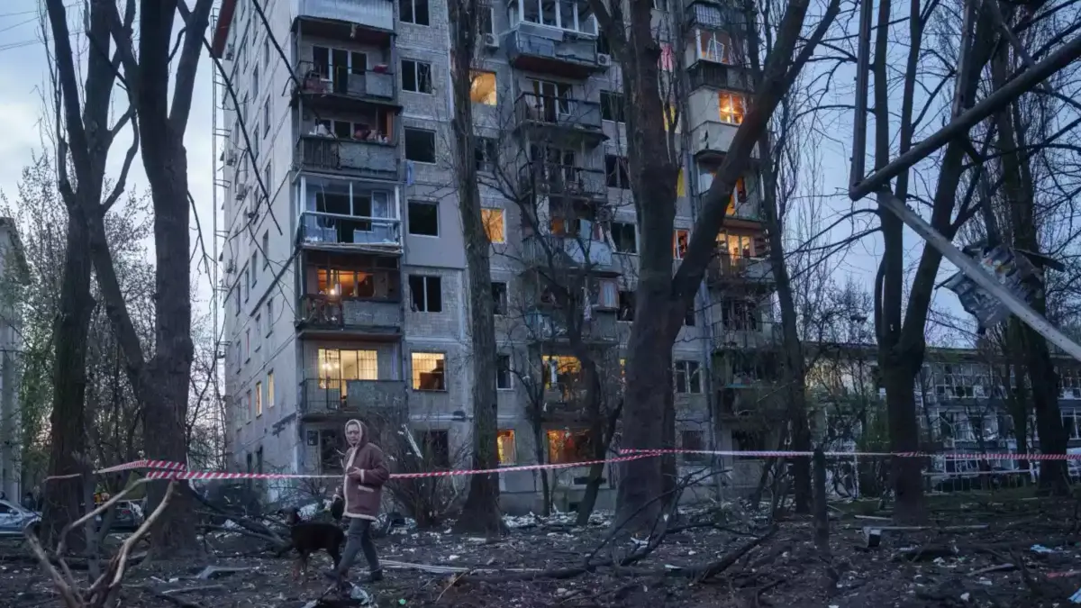 Apartemen di Kyiv yang rusak akibat serangan rudal Rusia. (AP)