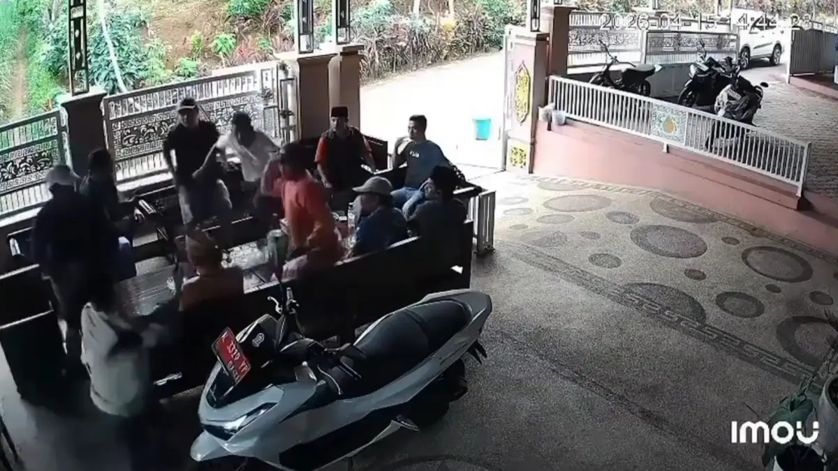 Brutal : Rekaman CCTV menunjukkan seorang kades dikeroyok 10 orang tak dikenal dengan menggunakan senjata tajam.