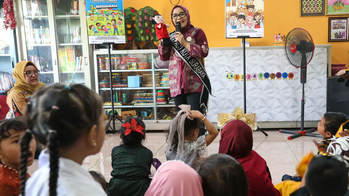 Bunda PAUD Rini Indriyani mendongeng di depan anak-anak untuk menanamkan karakter dan nilai lokal khas Surabaya. (HUMAS PEMKOT SURABAYA)