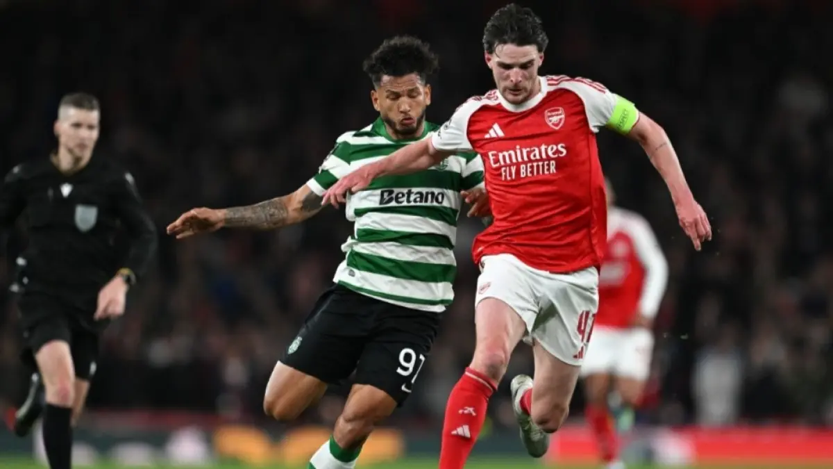 Declan Rice dari Arsenal menahan Luis Suárez dari Sporting dalam pertandingan leg kedua perempat final Liga Champions. (ESPN). 