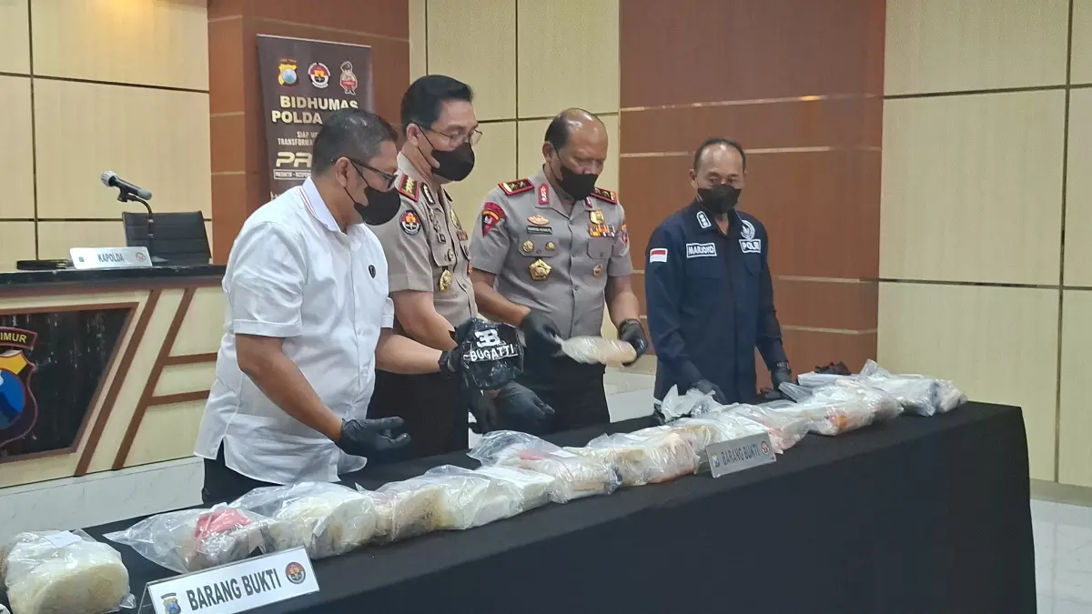 DIAMANKAN: Sebanyak 22,226 kilogram kokain senilai Rp 155 miliar yang ditemukan di Pantai Pasir Putih Kahuripan, Sumenep. Barang bukti ini diamankan Polda Jatim.(MAHRUS/RADAR SURABAYA)