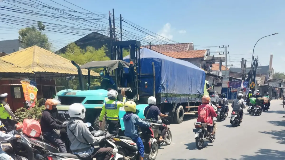DIPINGGIRKAN: Truk yang membuat macet di Jalan Romokalisari, Surabaya. Truk ini mengalami patah as di sekitar rel arah Gresik.(IST/RADAR SURABAYA)