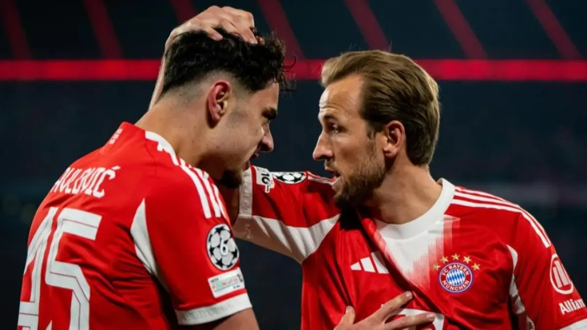 Harry Kane (kanan) merayakan gol cepat yang dicetak Aleksandar Pavlović (kiri) yang membantu Bayern Munich mengalahkan Real Madrid. (UEFA/Bayern Munich/Getty Images) 