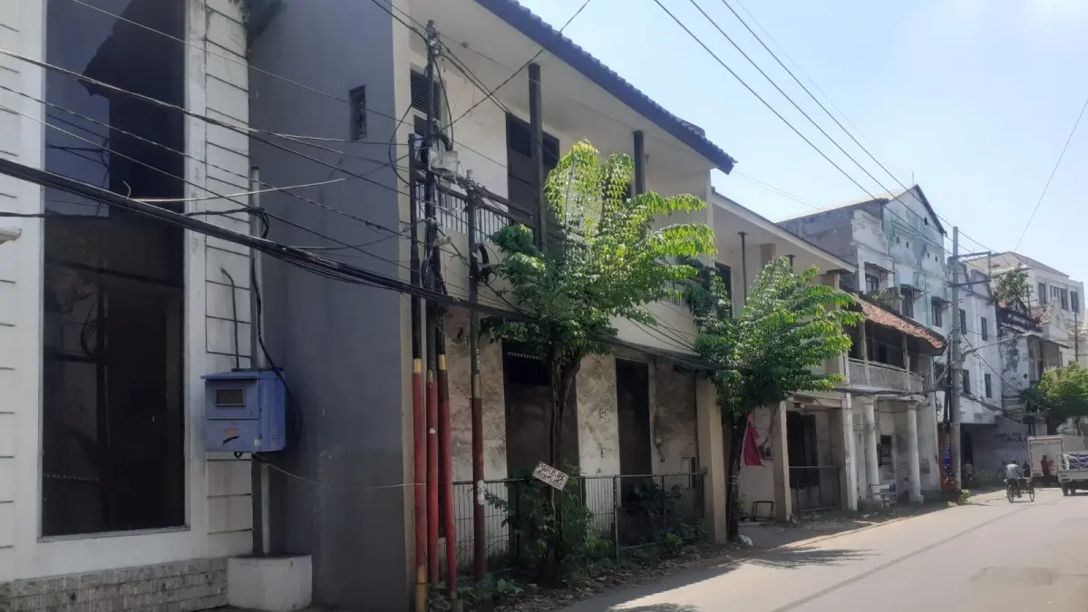 Lokasi pencurian pagar besi dan kayu jati di Jalan Karet Surabaya. (HUREK/RADAR SURABAYA)