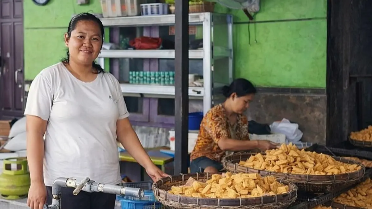 Nia Anggraini, perempuan asal Purwogondo, Kartasura, yang berhasil mengembangkan usaha produksi tahu hingga menjadi sumber penghidupan utama keluarganya.