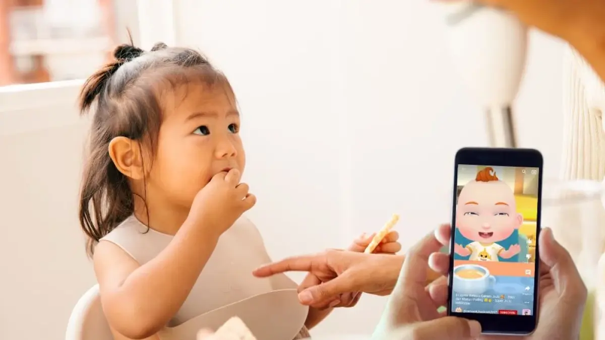 Pahami 3 alasan kenapa jangan memberikan memberikan gadget pada saat dini pada si kecil.