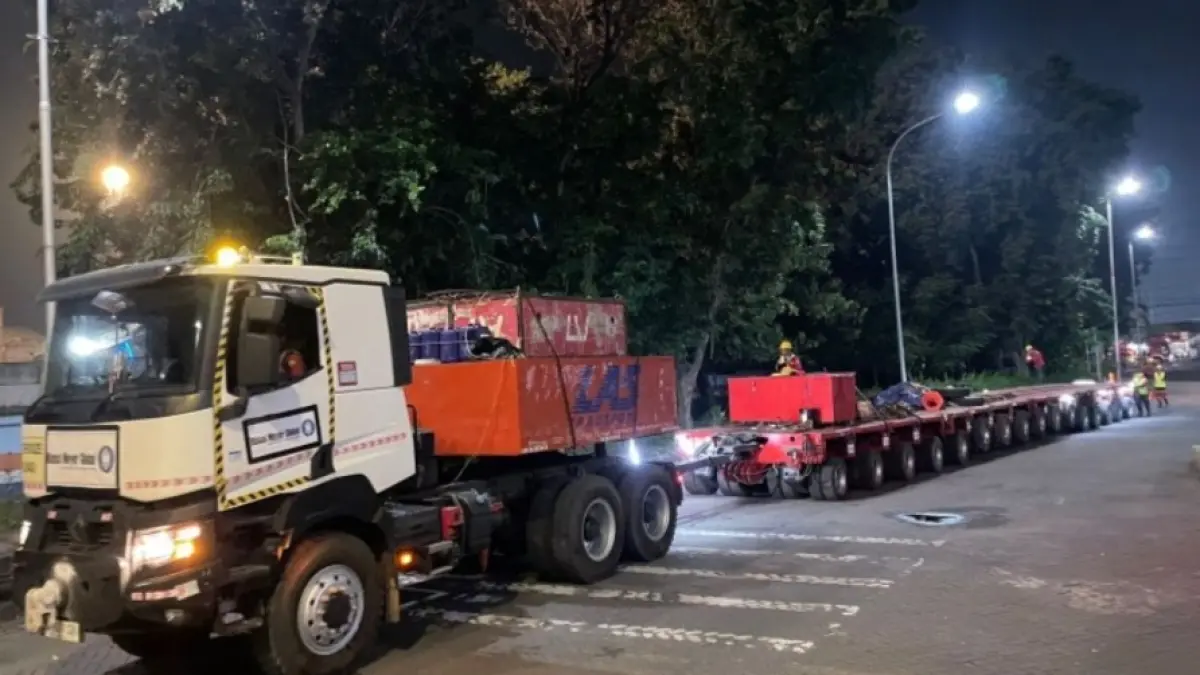 Pengangkutan trafo membuat pengalihan lalu lintas sementara di Jalan Tol Surabaya-Mojokerto (Tol Sumo) segmen Waru hingga Sepanjang. (ANTARA/HO-PT JSM) 