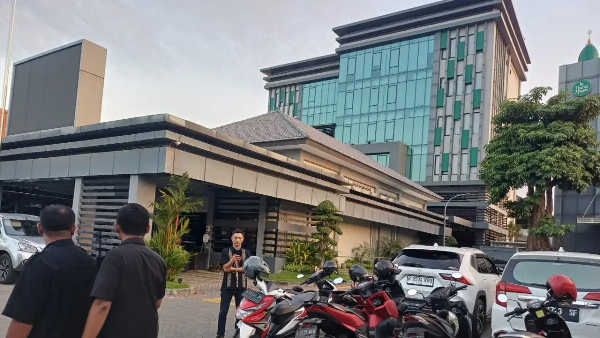 PENYELIDIKAN: Kejati Jatim geledah kantor ESDM Jatim. Diduga terkait pungli perizinan.(IST/RADAR SURABAYA)