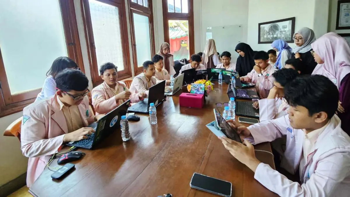 SERIUS: Siswa SMA Progresif Bumi Shalawat saat belajar jurnalistik di Kantor Radar Surabaya.